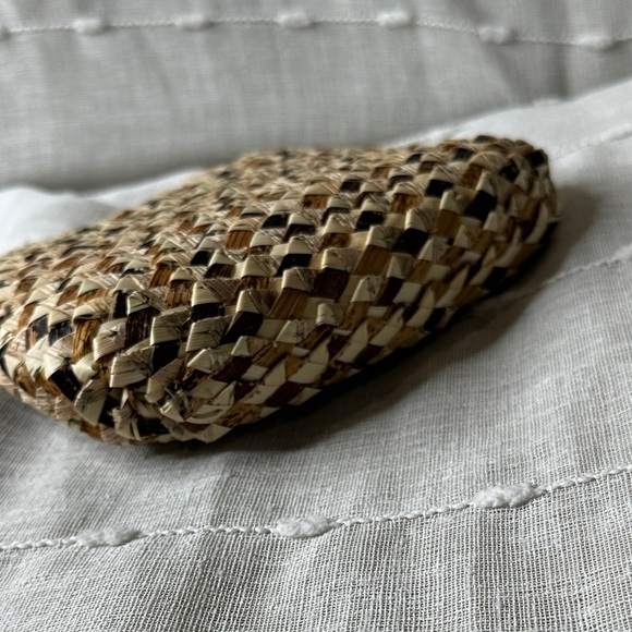 Handcrafted Uganda Made Banana Leaf & Palm Leaf Handwoven Zipper Clutch NWOT - Picture 6 of 10